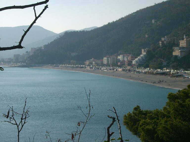 La spiaggia e la baia di Spotorno
