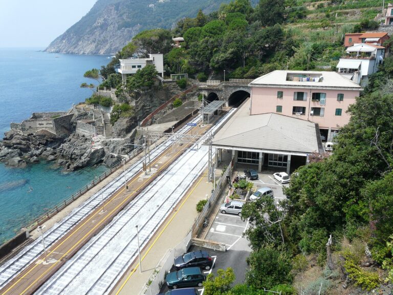 La stazione di Framura affacciata sul mare