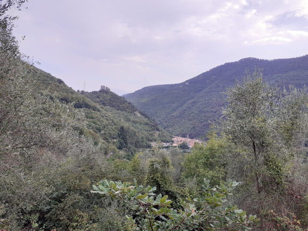 La valle con i ruderi del castello sopra Zuccarello