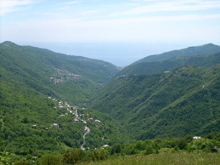 La valle del torrente Sori dal monte Cornua