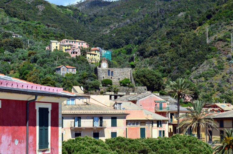 Le case di Bonassola sotto la collina