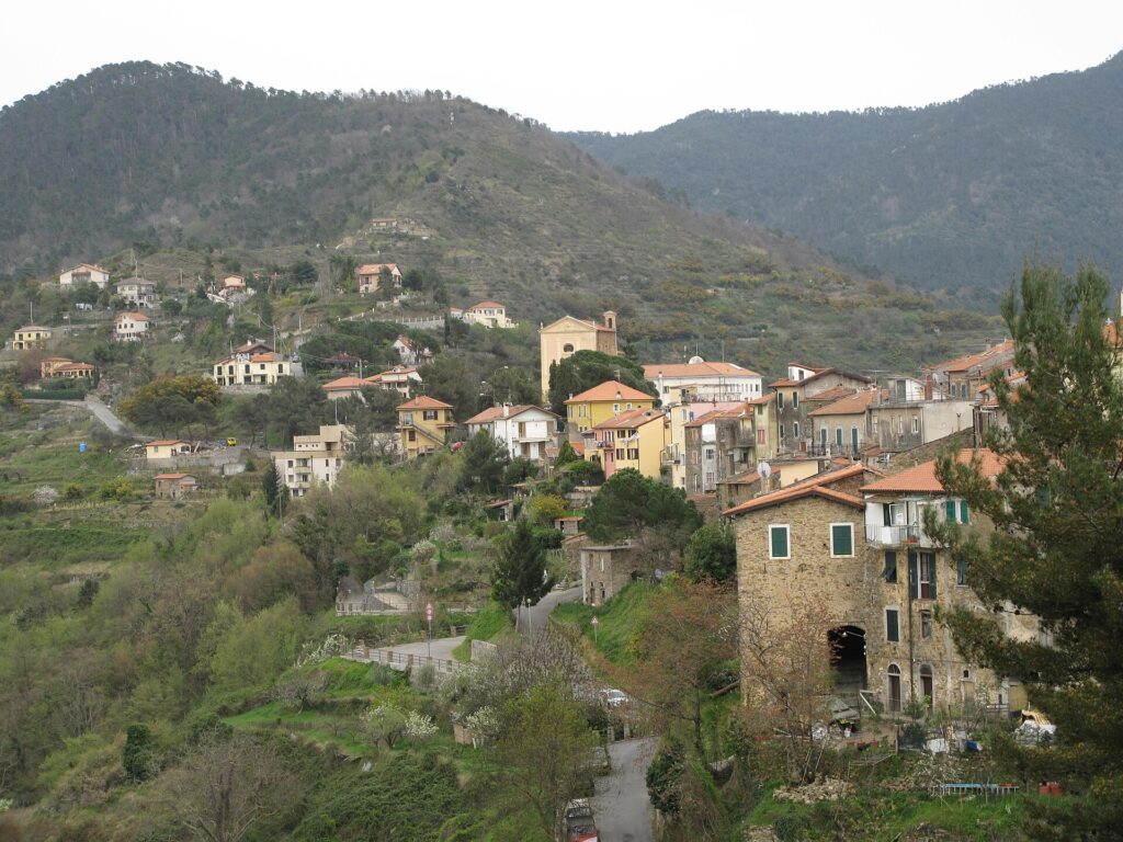 Le case di Perinaldo e le colline