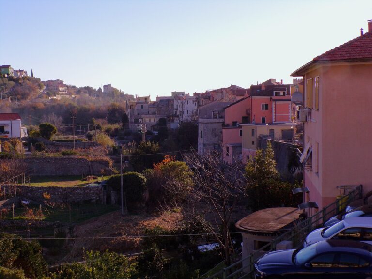 Le case di Toirano al tramonto