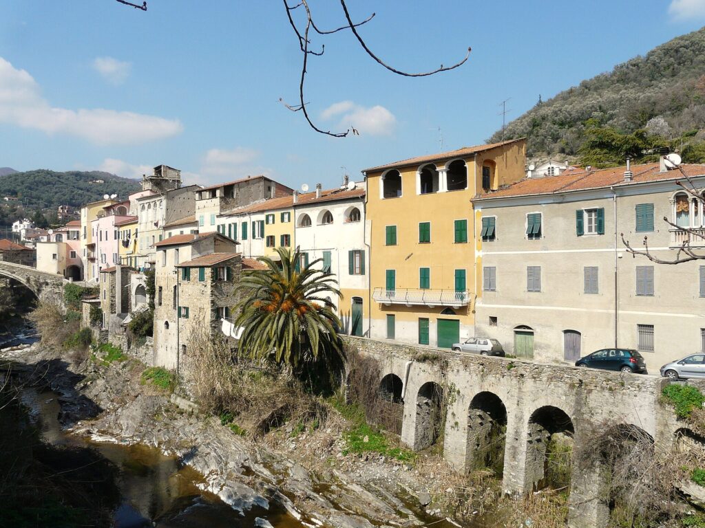 Le case e il ponte ad archi di Dolcedo