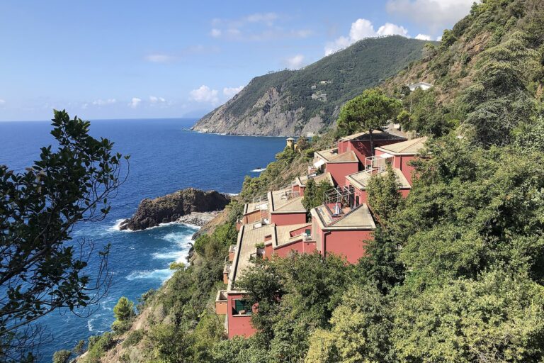 Le Case Rosse di Vandarecca sulla costa di Framura