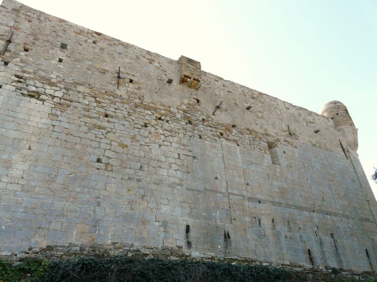 Le mura della chiesa-fortezza di San Pietro