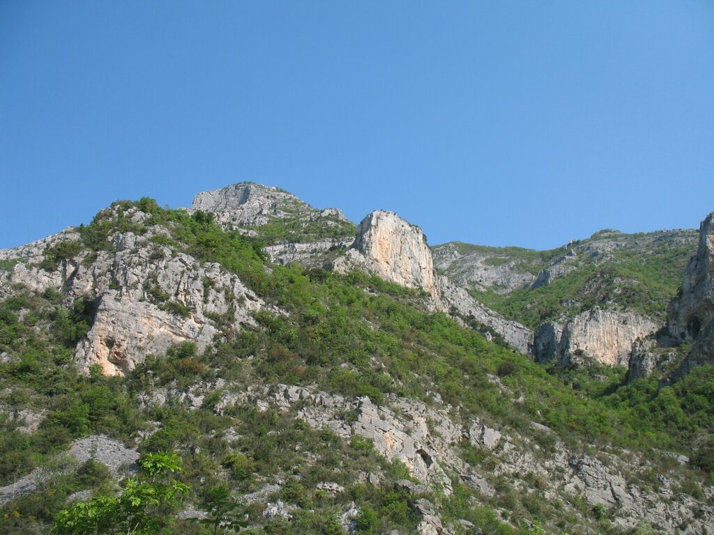 Le pareti rocciose sopra Toirano