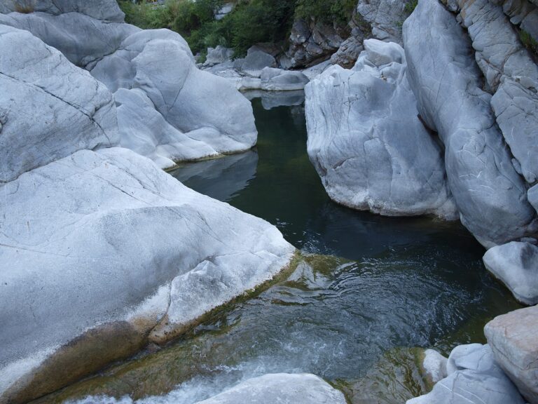 Le rocce bianche del torrente Argentina a Badalucco