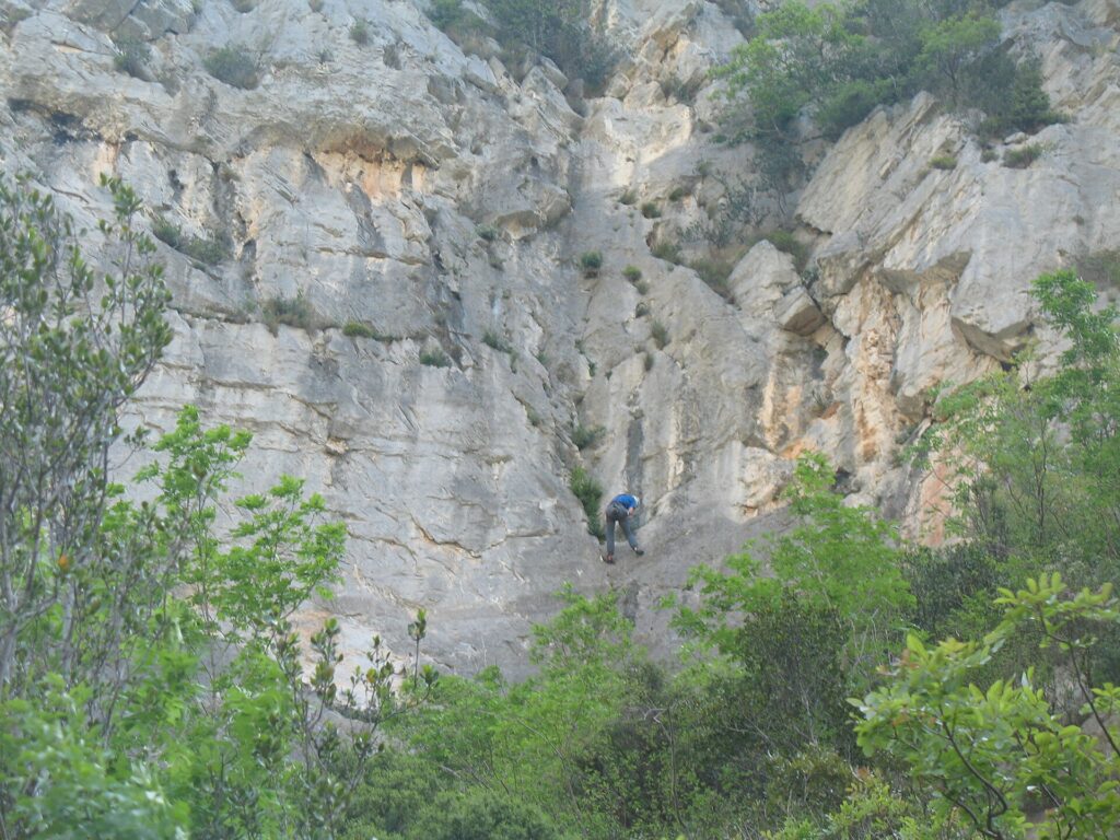 Le rocce sopra Toirano con un arrampicatore