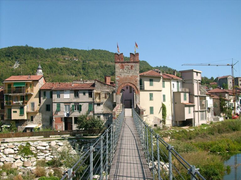 La porta del ponte della Gaietta e la passerella sospesa