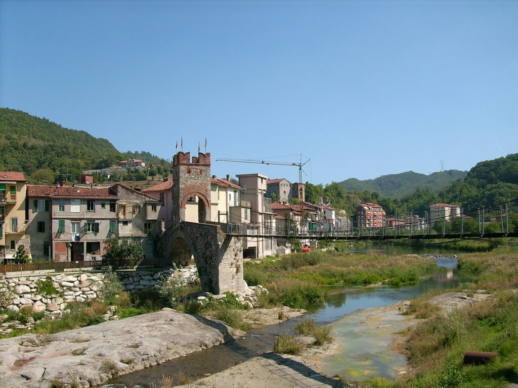 Il ponte della Gaietta visto dalla riva del Bormida