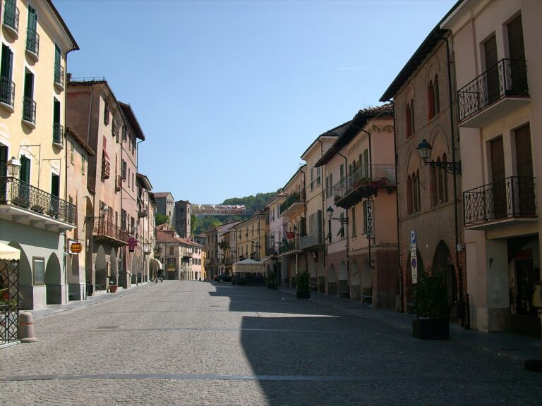 Una via con portici nel centro storico di Millesimo