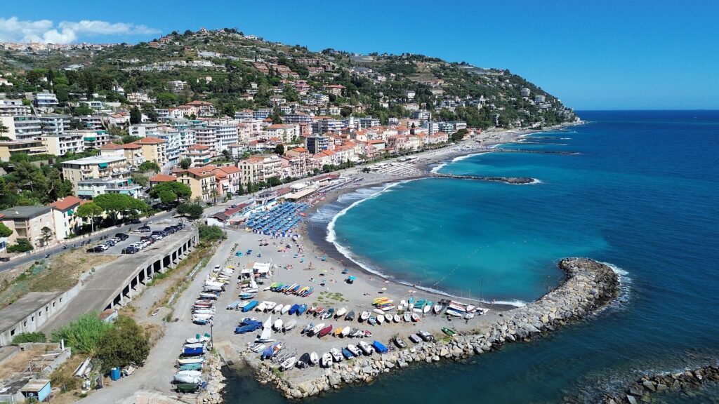 Ospedaletti e il mare dall'alto