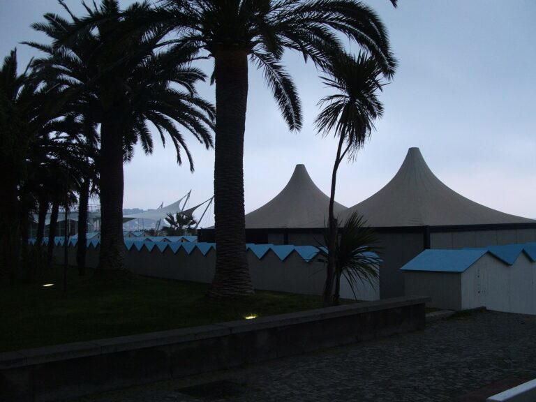 Palme e cabine sul lungomare di Albissola Marina
