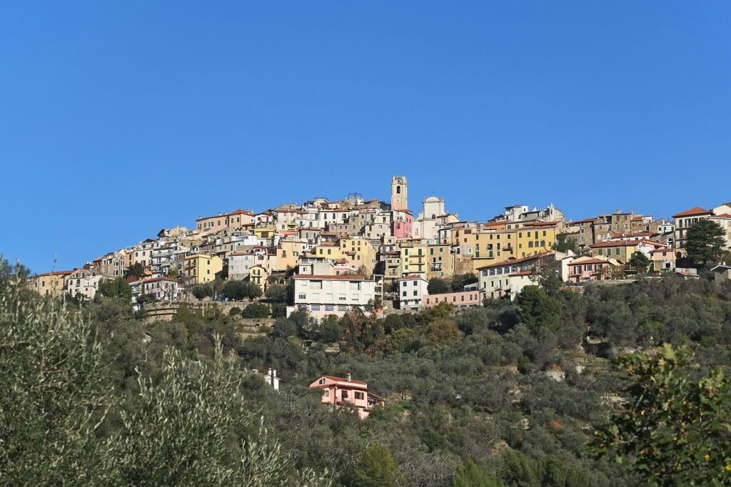 Perinaldo e il campanile sulla collina