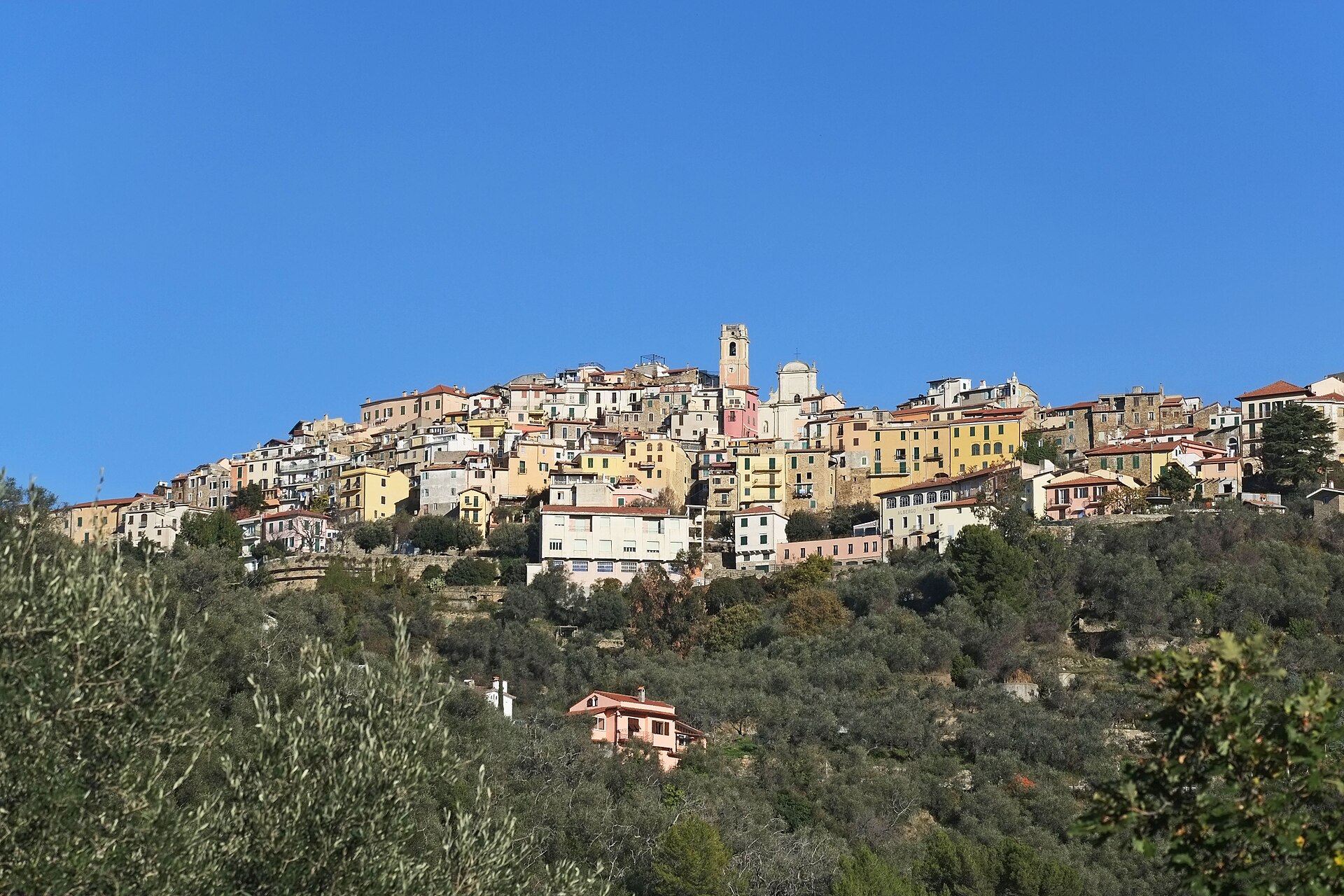 Perinaldo e il campanile sulla collina
