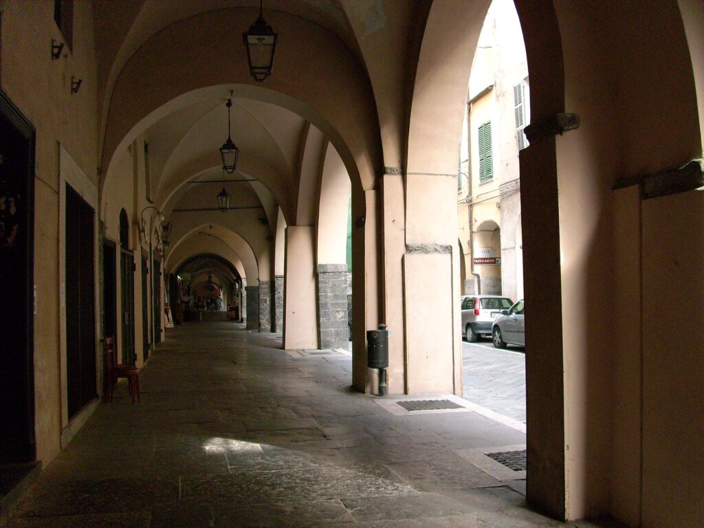 Il portico di corso Mario Ponzoni a Pieve di Teco