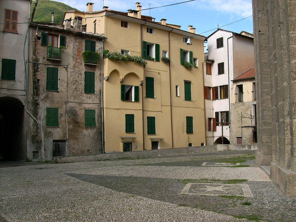 Una piazzetta del centro storico di Pieve di Teco