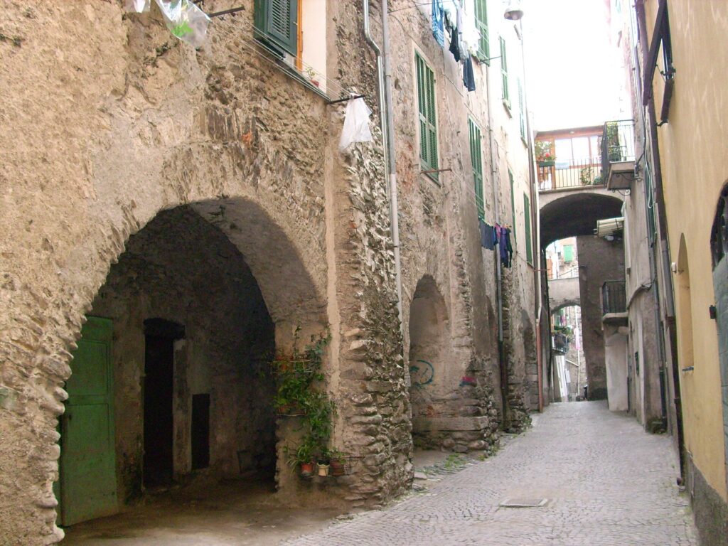 Un vicolo con arco nel centro storico di Pieve di Teco
