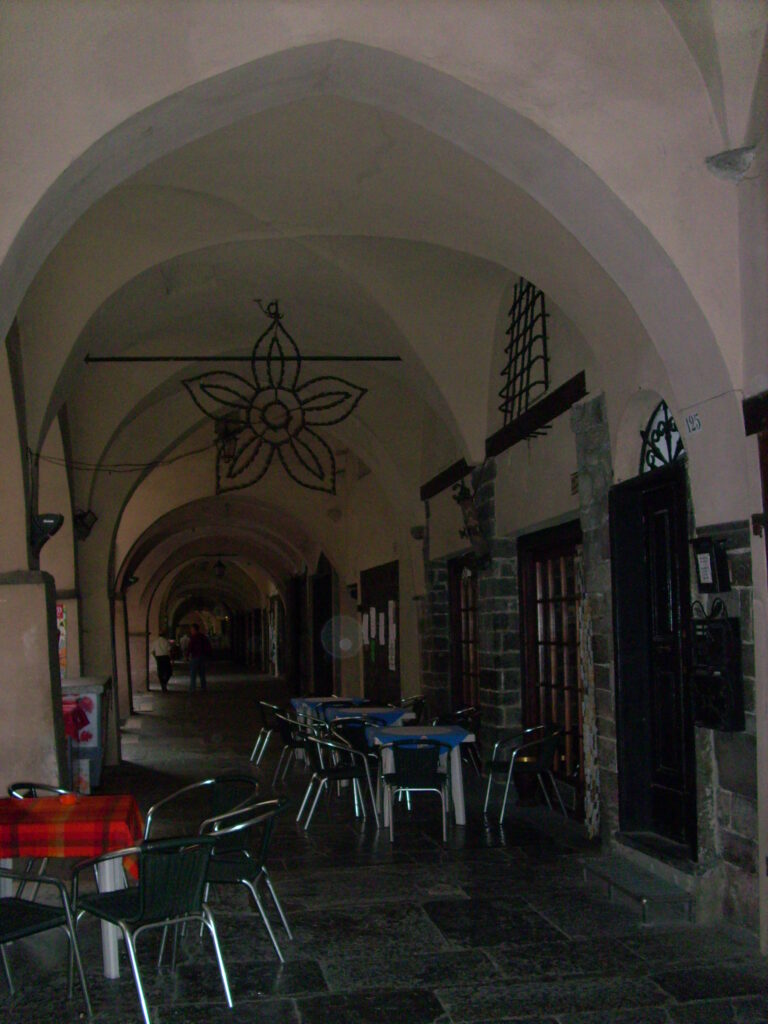 Portici in pietra con tavolini all'aperto a Pieve di Teco