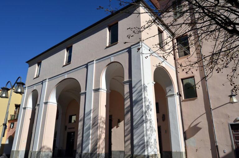 La loggia dell'ex convento delle Agostiniane, sede del teatro Rambaldi, a Pieve di Teco