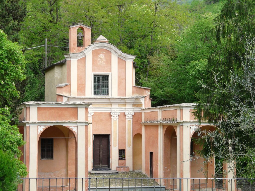 Il santuario della Madonna dei Fanghi nel bosco sopra Moano