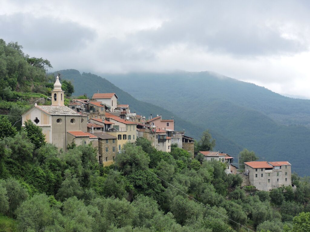 Calderara, frazione di Pieve di Teco, tra gli ulivi