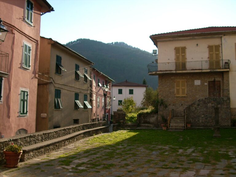 Una piazzetta del centro storico di Pignone con le case colorate e i monti dietro