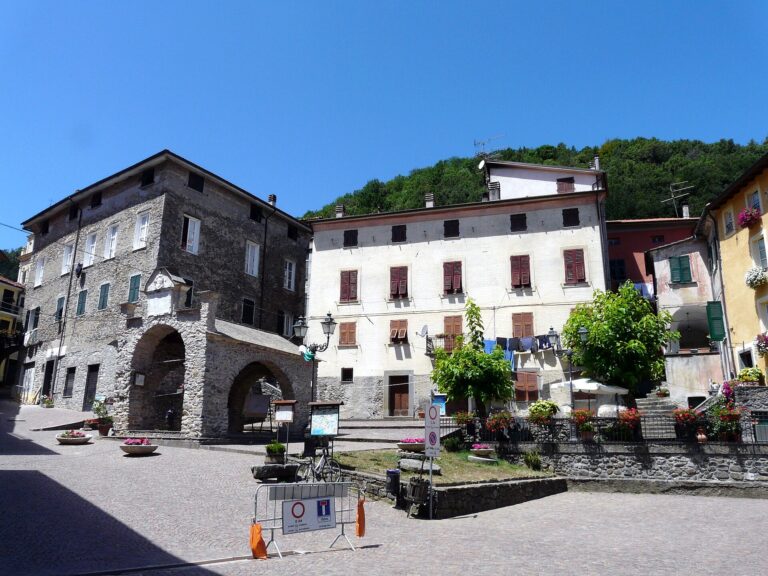 La piazza della Loggia a Pignone con le arcate della loggia in pietra