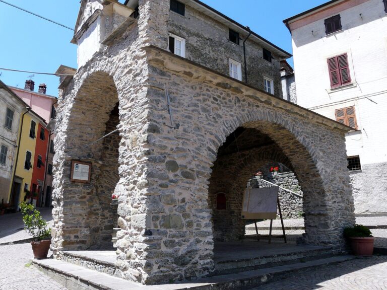 La loggia comunale di Pignone, con grandi archi in pietra