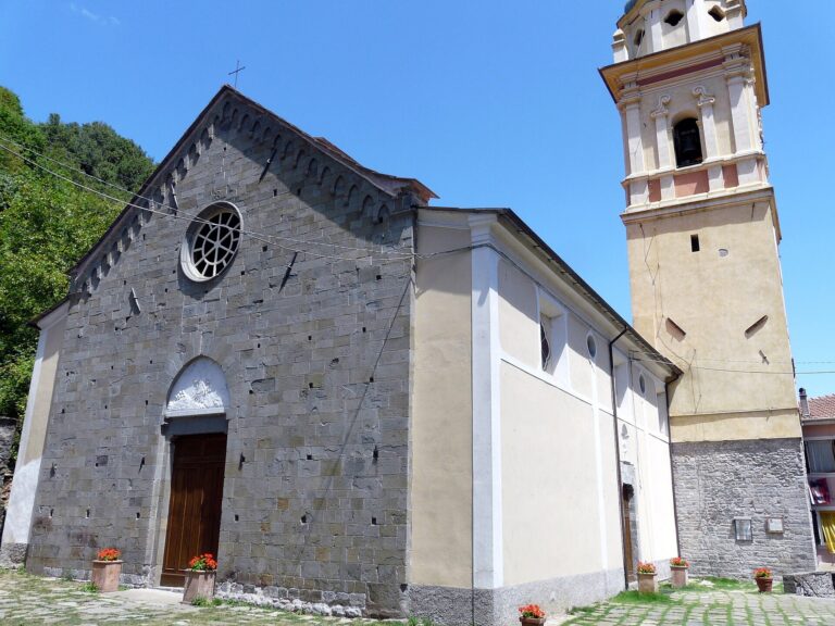 La facciata in pietra della pieve di Santa Maria Assunta a Pignone, con il campanile