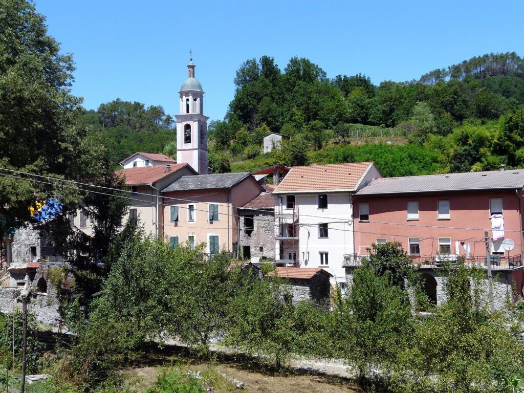 Panorama di Casale, frazione di Pignone, tra i boschi