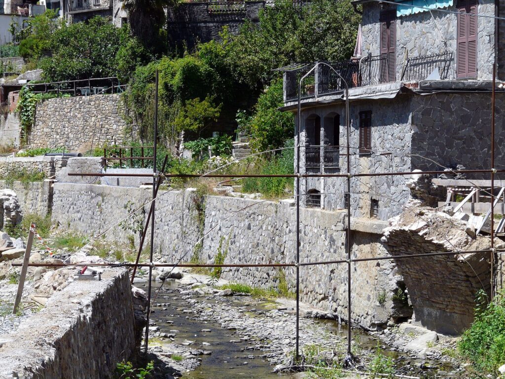 Il ponte medievale di Pignone dopo l'alluvione del 2011, sul torrente Pignone