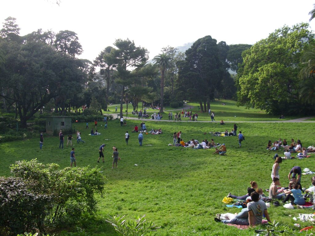 Gente seduta sui prati dei Parchi di Nervi