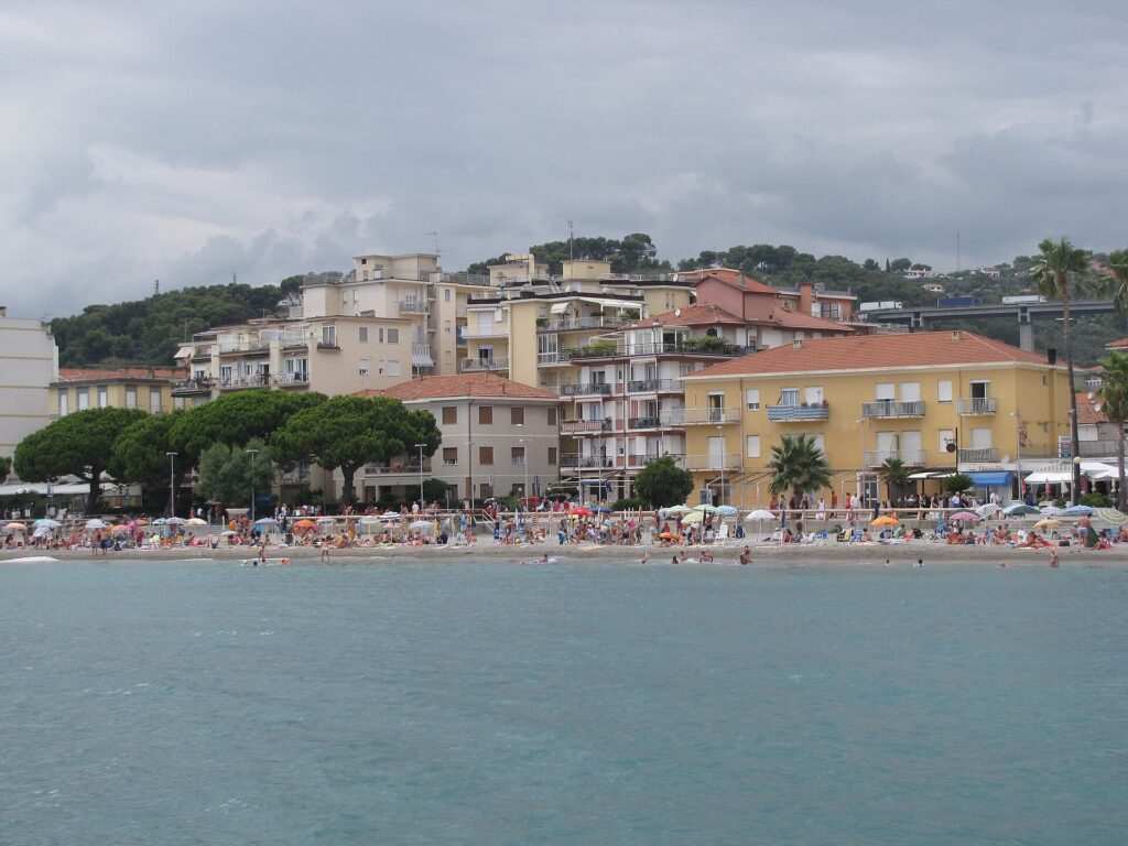San Bartolomeo al Mare vista dal mare