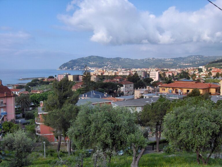 San Bartolomeo al Mare vista dall'alto con il golfo