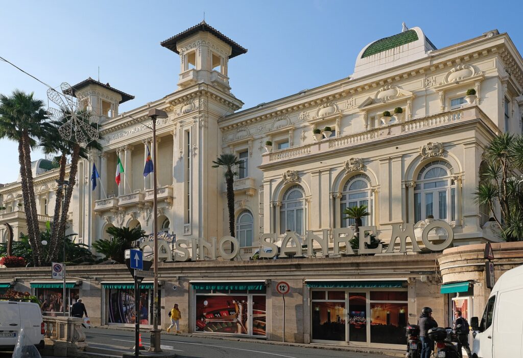La facciata del Casinò di Sanremo di giorno, tra le palme
