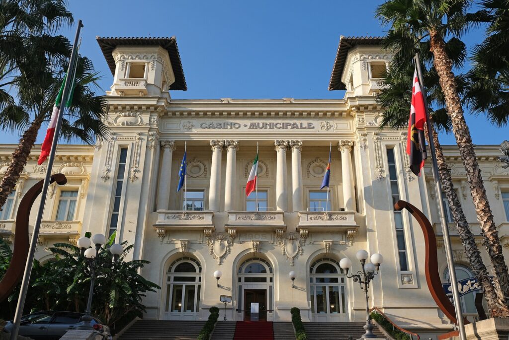 Il Casinò di Sanremo illuminato di sera, con la scalinata