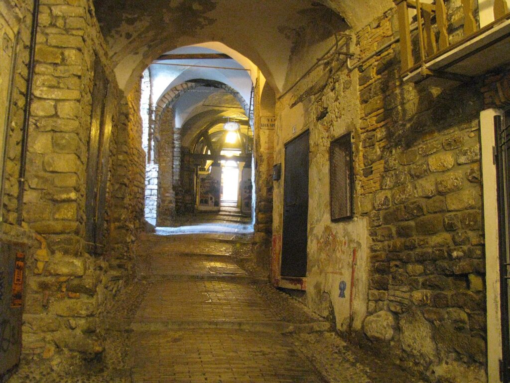 Un passaggio coperto nella Pigna, il centro storico di Sanremo