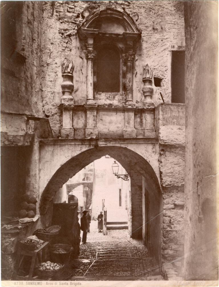 L'arco di Santa Brigida nella Pigna, fotografia storica di Carlo Brogi
