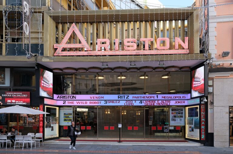 La facciata del Teatro Ariston in via Matteotti