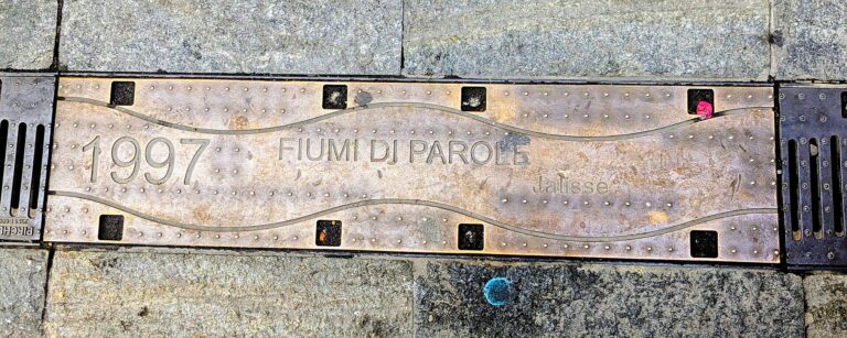 Una targa della Walk of Fame con la canzone vincitrice del Festival
