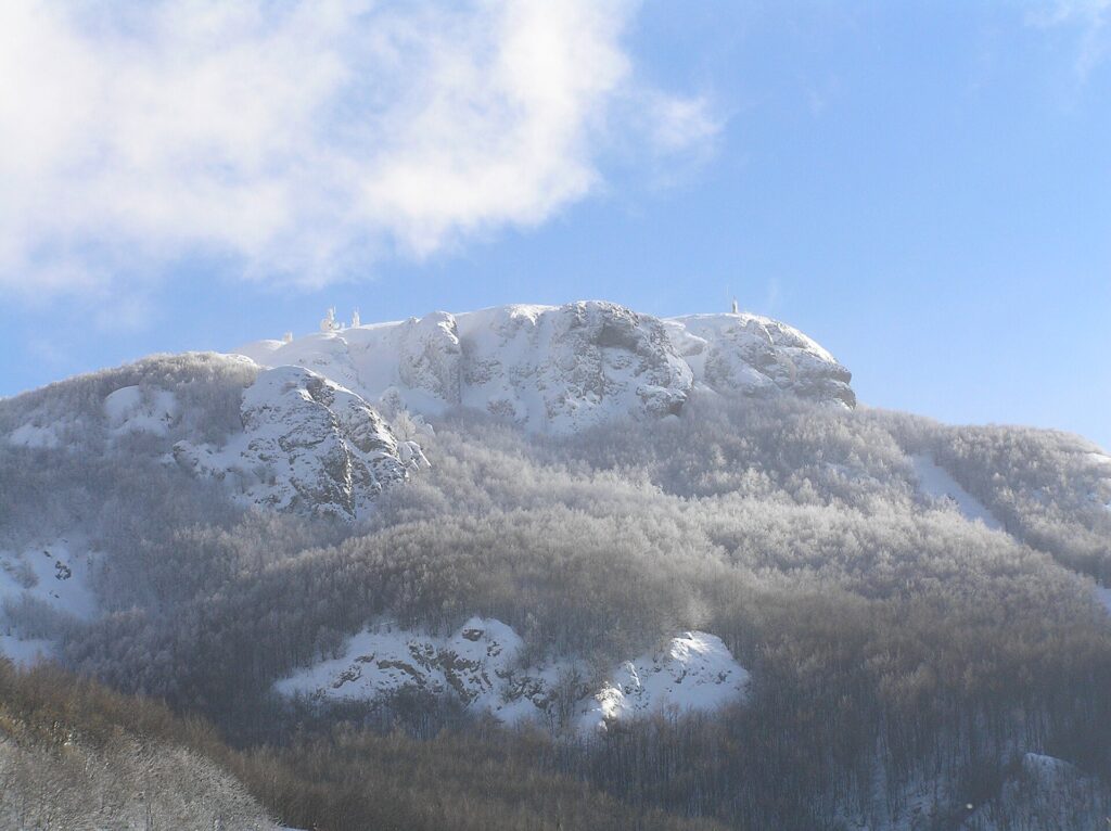 Il Monte Maggiorasca con la neve