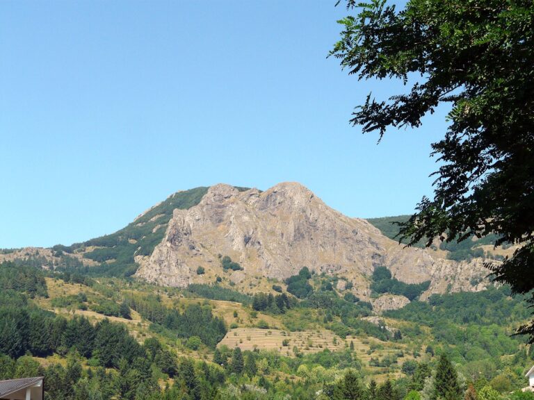 Il Monte Groppo Rosso sopra Santo Stefano d'Aveto
