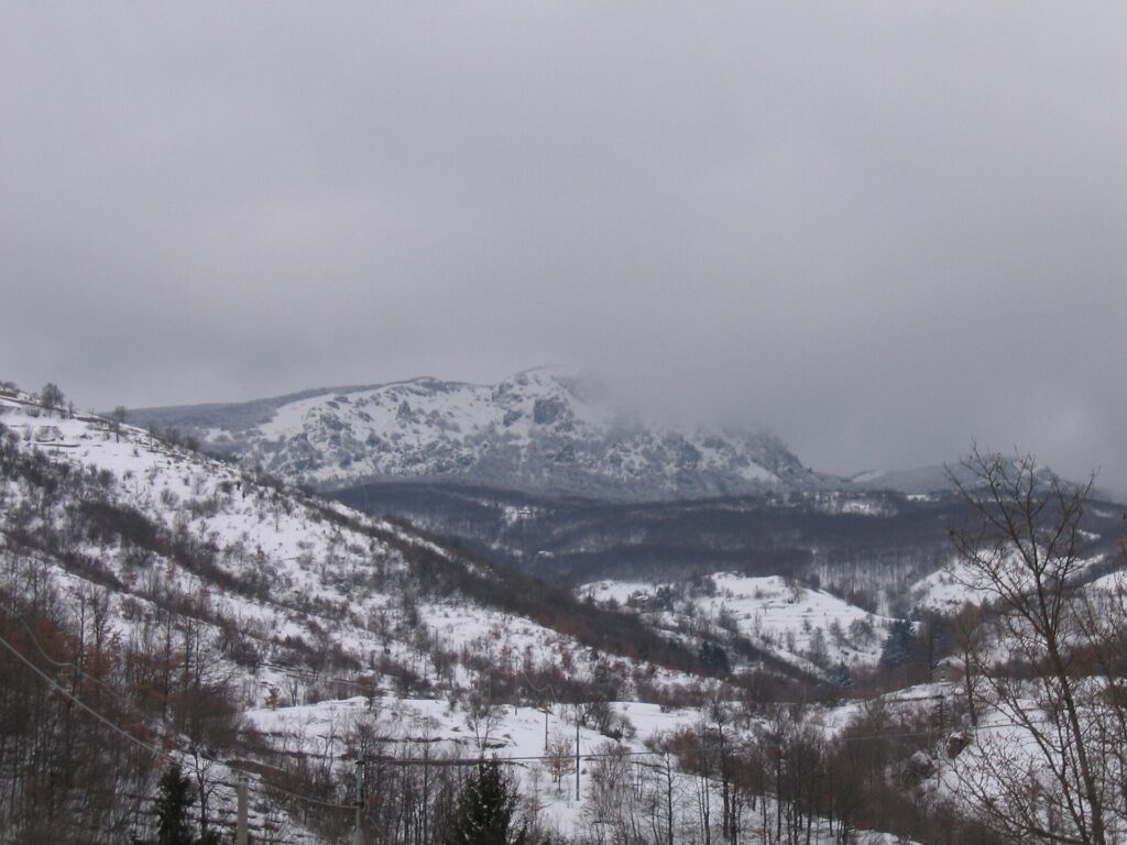 Il Monte Maggiorasca innevato visto da Alpicella d'Aveto