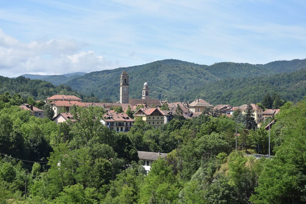 Panorama di Sassello con il campanile della Trinità