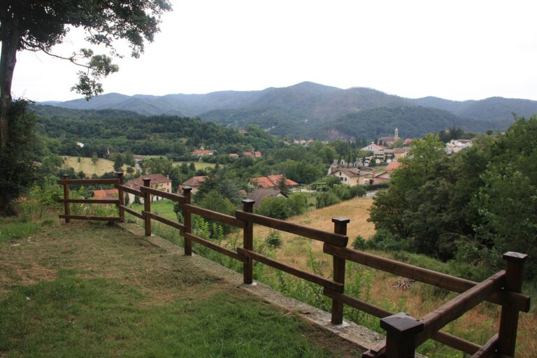 Sassello vista da San Giovanni, con le montagne dietro