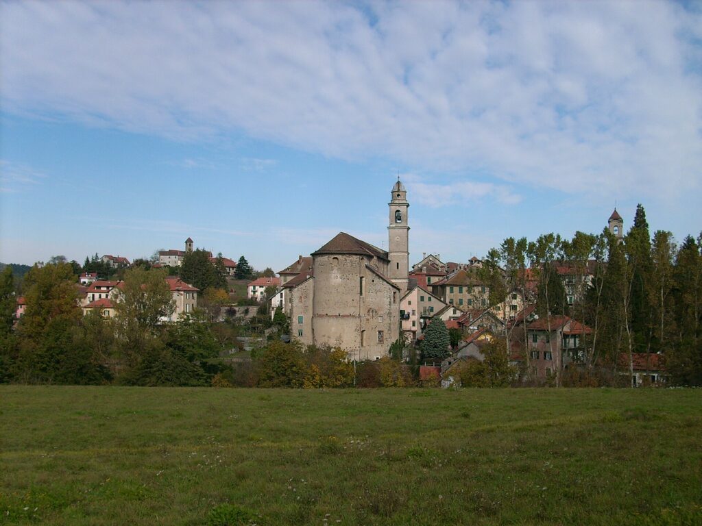 Il centro di Sassello visto dai prati