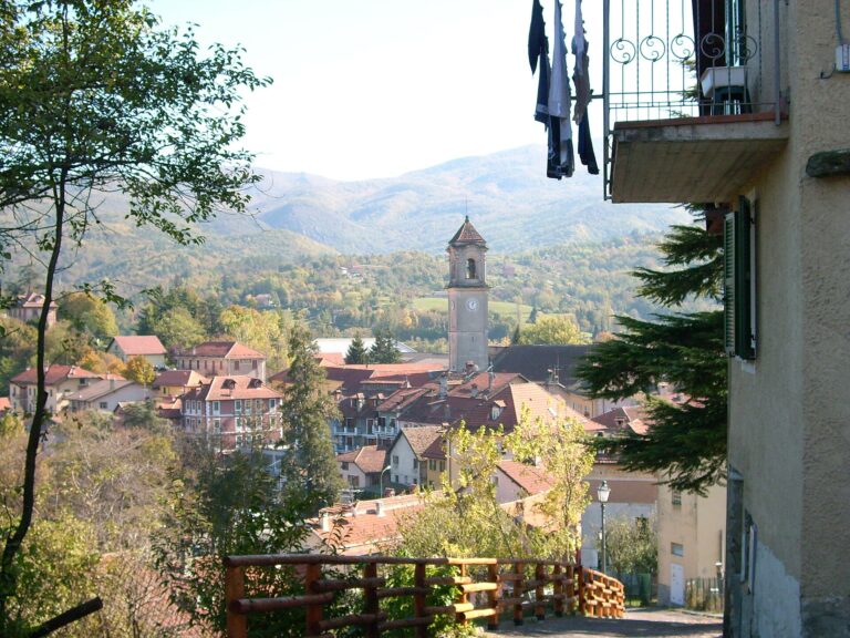 Sassello dall'alto, con il campanile e i monti