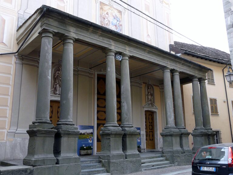 Il colonnato d'ingresso della chiesa della Santissima Trinità a Sassello
